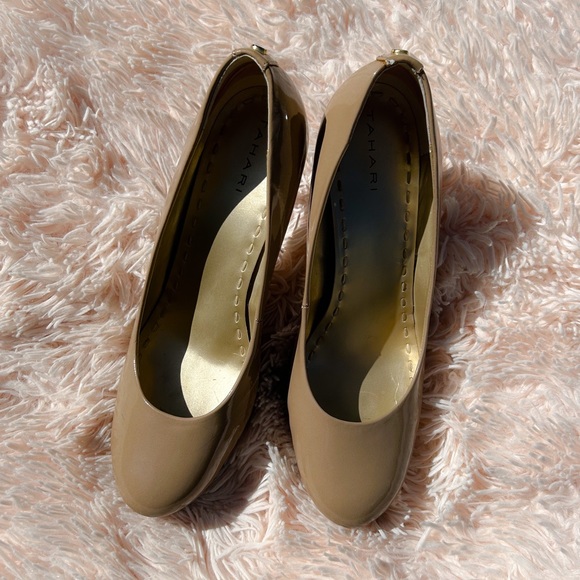 Tahari platform 3 1/2” heels, sz 9 1/2 Excellent condition, beige patent - Picture 2 of 6